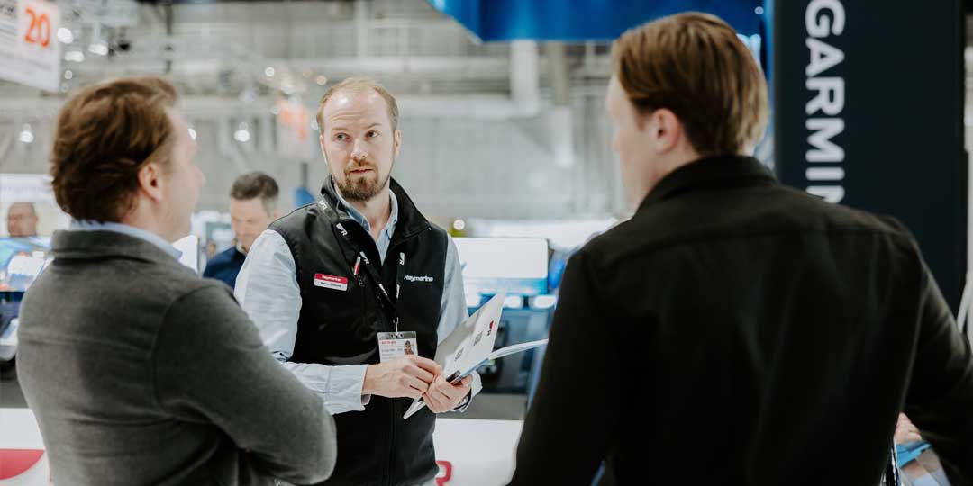asf-varfor-allt-for-sjon-1080x540 En försäljare från Raymarine samtalar med två besökare.