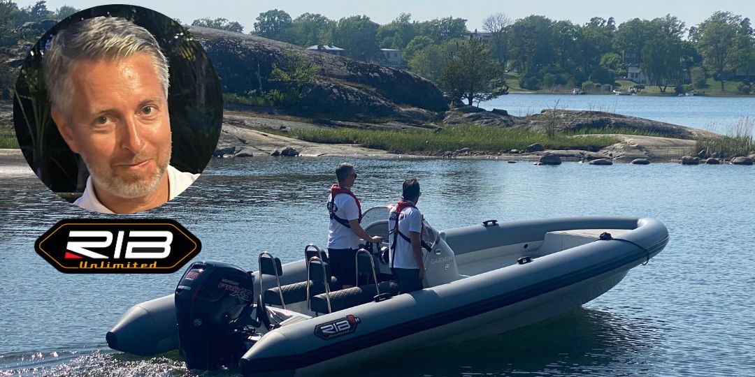 rib båt och en bild på presentatör tillsammans med logga