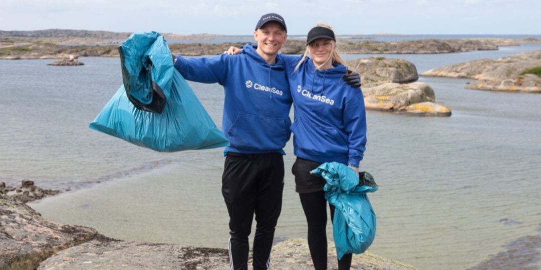 tjej och kille som håller i plast påsar