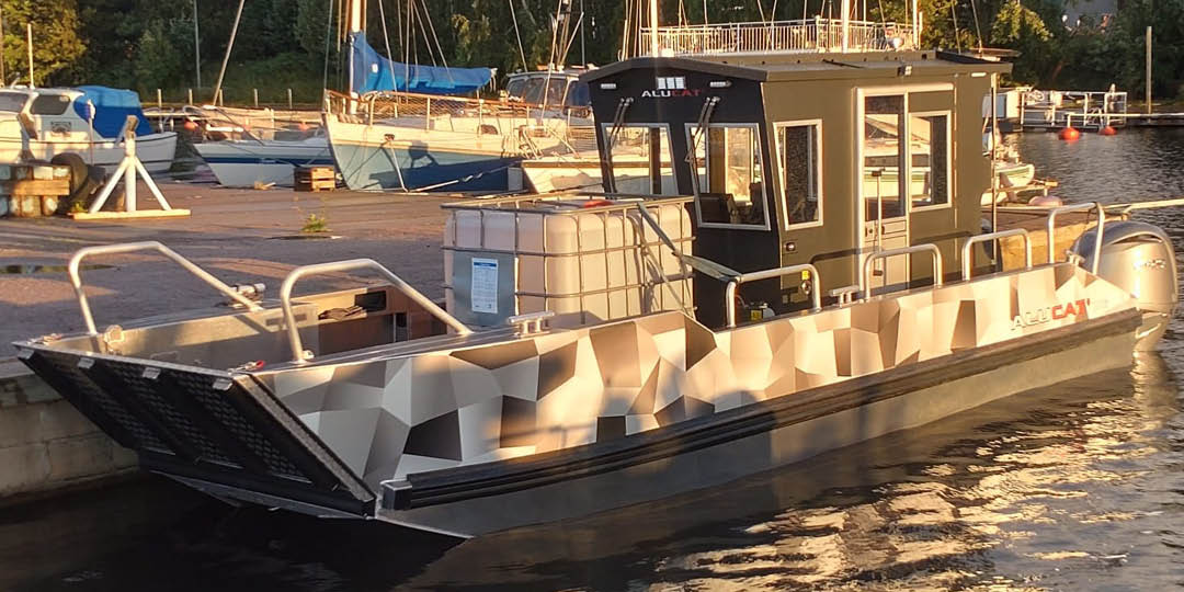 Marex 390 sedd uppifrån i hög fart på öppet hav med vitt svallvatten runt båten.