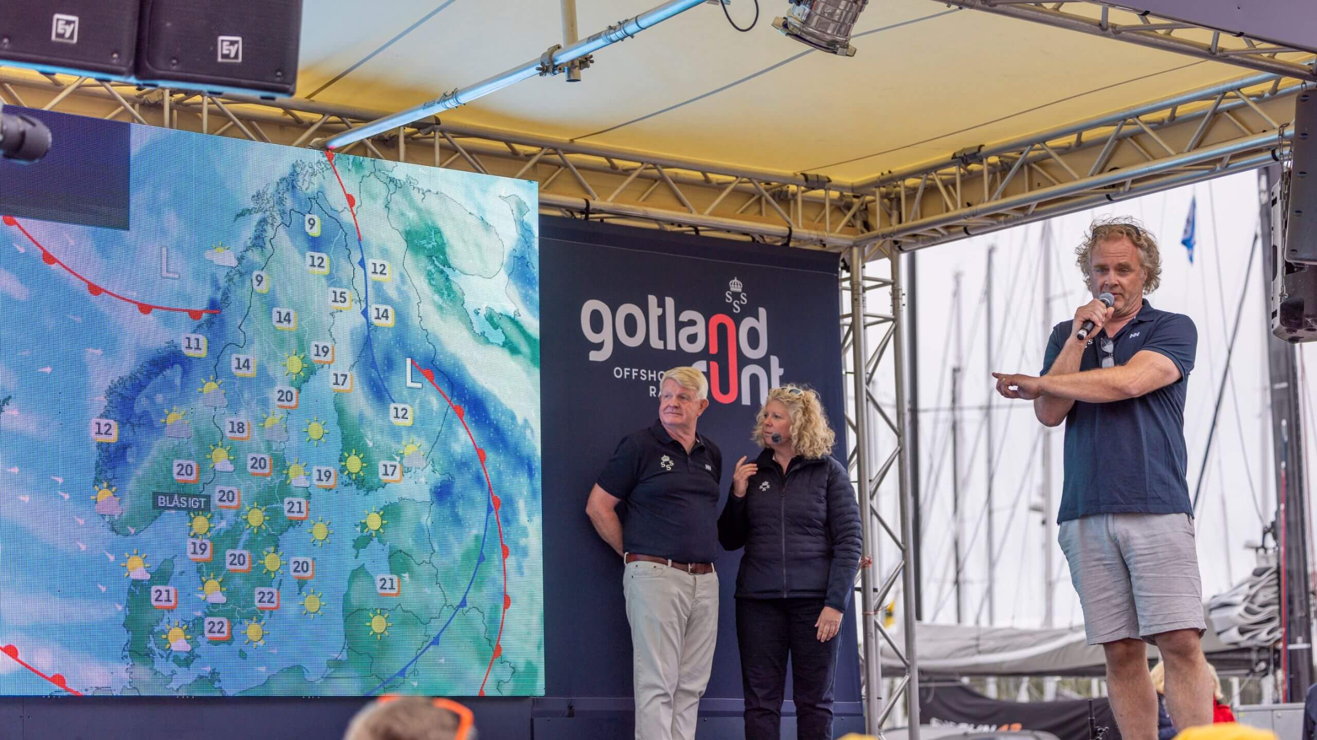 BÅTMAT 3 Båtmässan 2026.pdf tre personer som står på scen