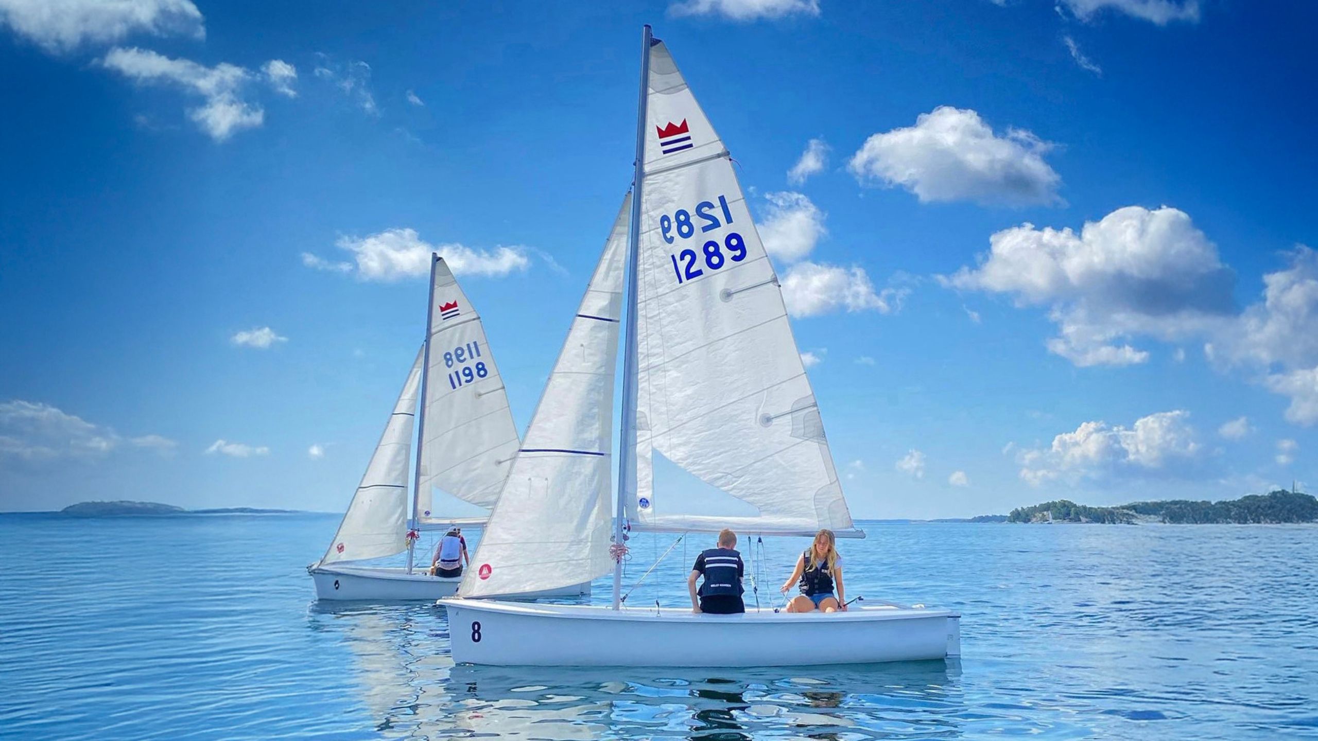 BÅTMAT 3 Båtmässan 2026.pdf två segelbåtar på öppet hav