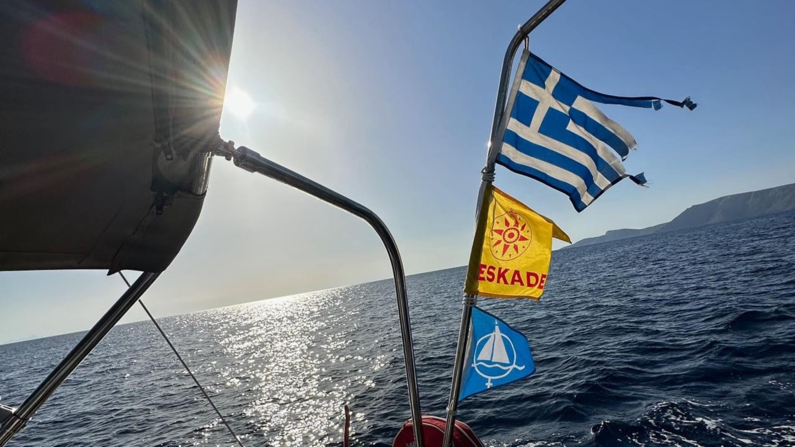 Bild tagen på baksida av en båt ut mot havet