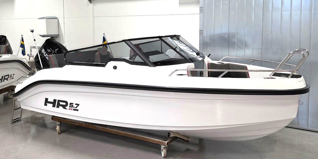 Marex 390 sedd uppifrån i hög fart på öppet hav med vitt svallvatten runt båten.