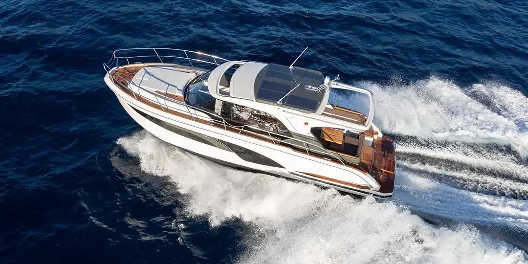 Marex-390 Två barn ler och tittar på kartor under sitt besök på mässan Allt för sjön.