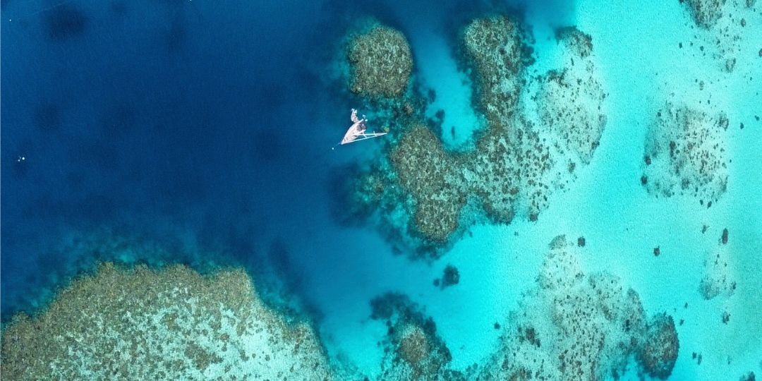 drönar bild på segelbåt nära öar