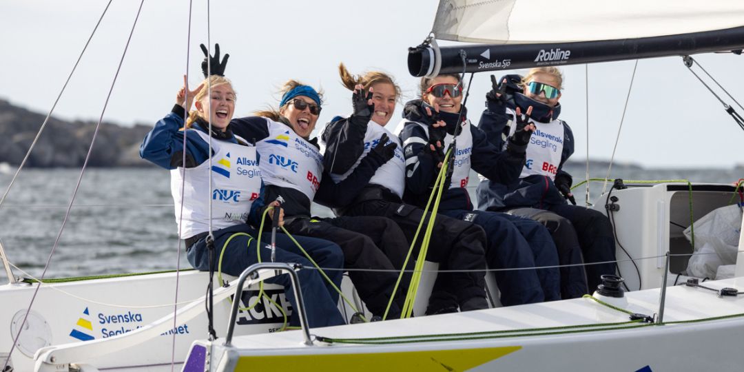 5 kvinnor glada på en segelbåt