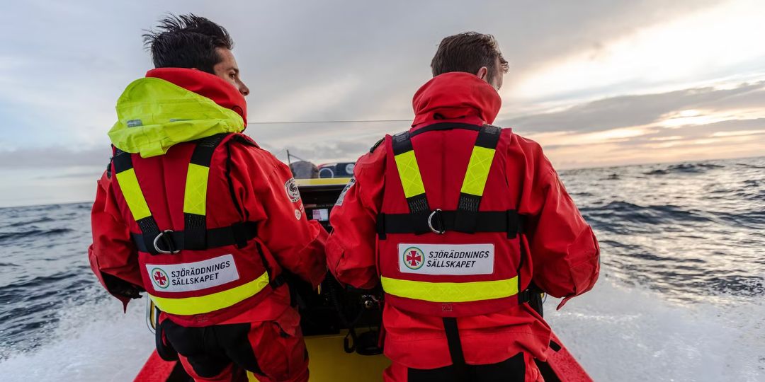 två personer som kör sjöräddningsbåt