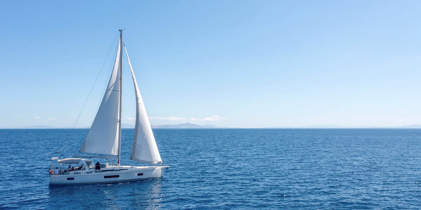Svenska_seglarforbundet_2_1080x540px En segelbåt på öppet hav
