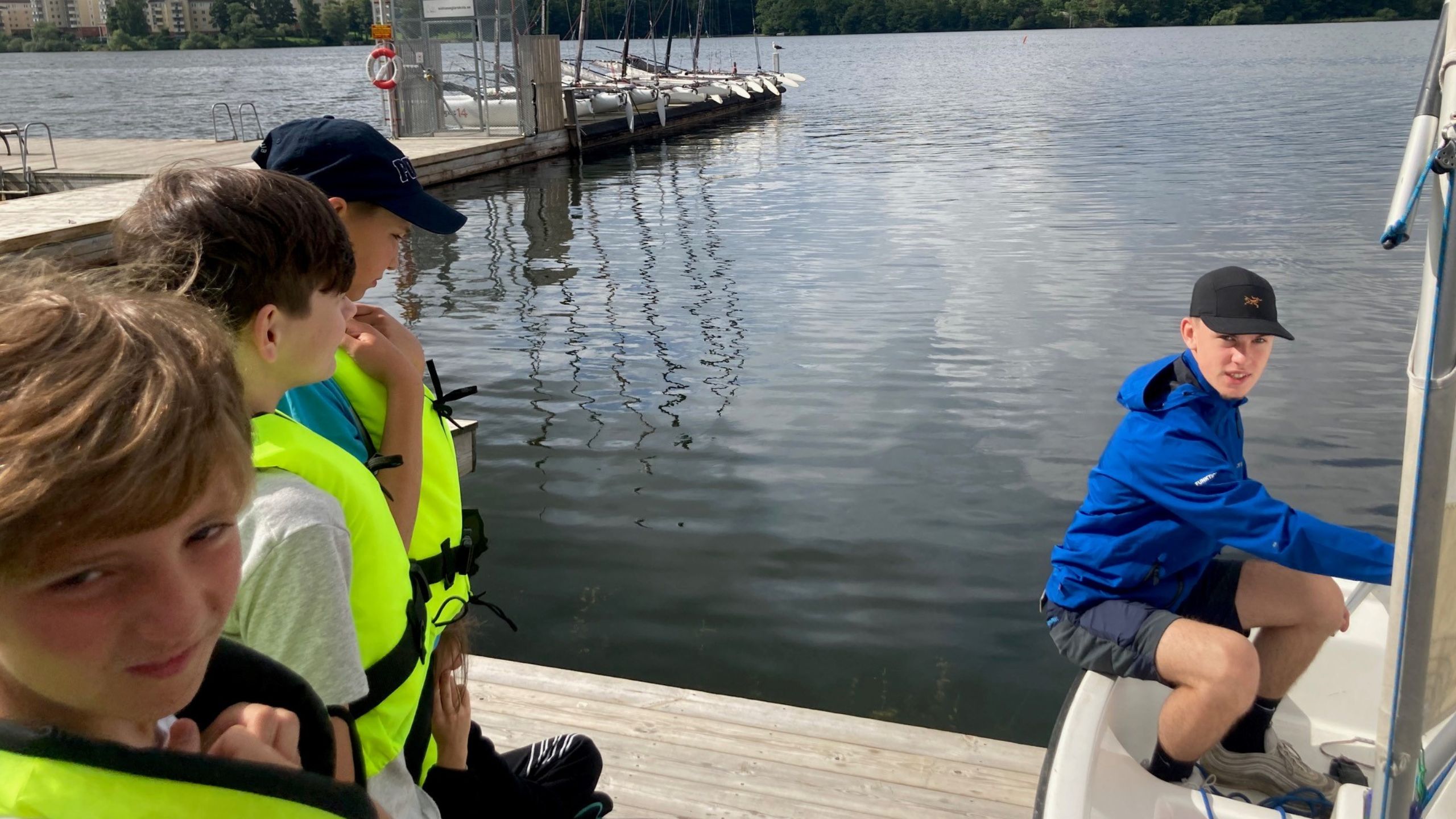 fredrik norén tre pojkar som tittar på en annan ung kille undervisa på båten