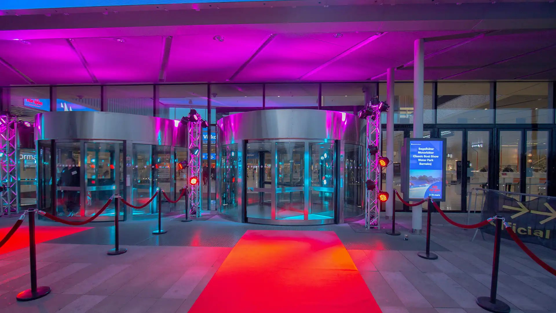 premiarkvall-5-mars Upplyst entré med röd matta på Allt för sjöns premiärkväll.