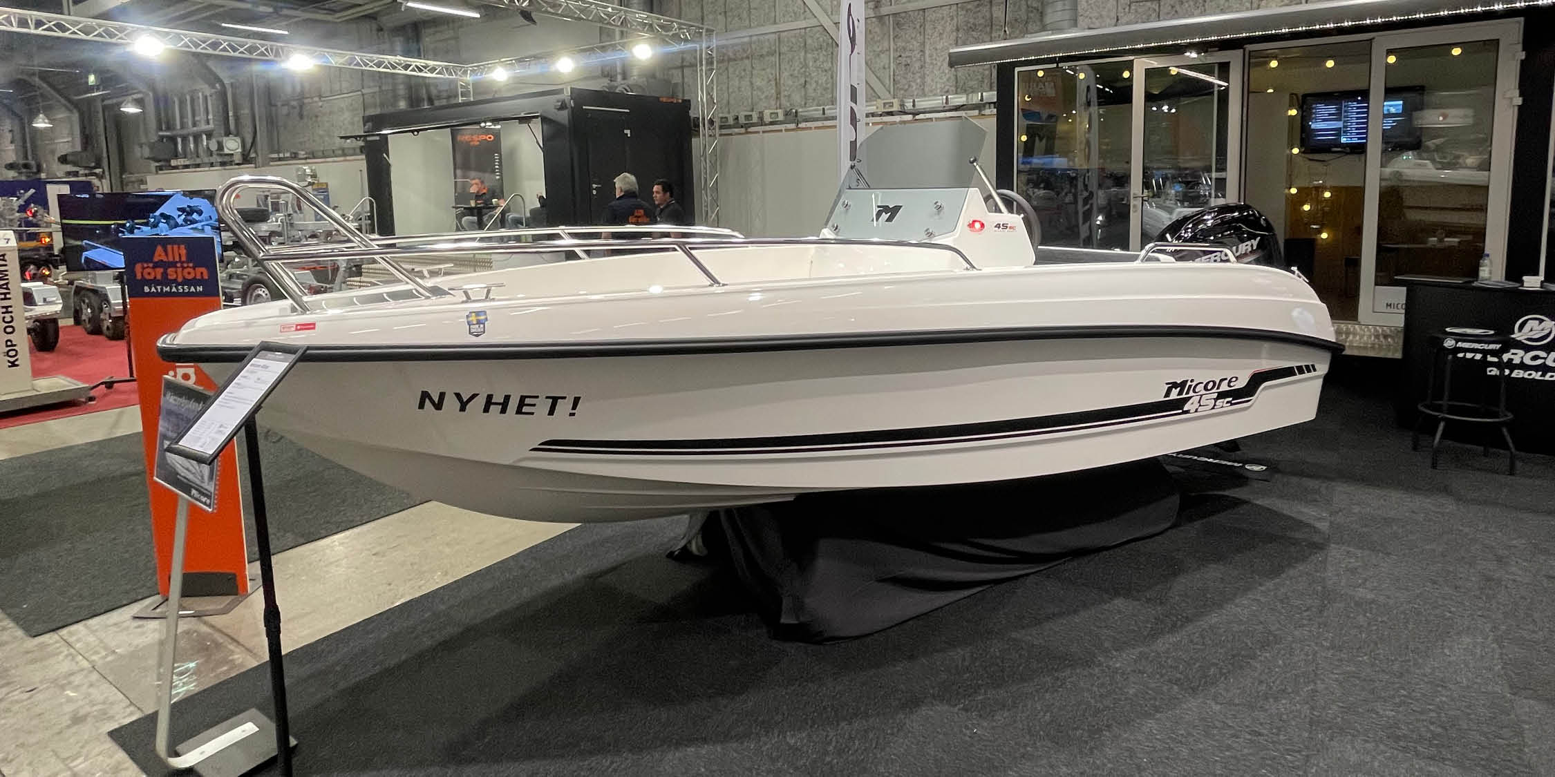 Marex 390 sedd uppifrån i hög fart på öppet hav med vitt svallvatten runt båten.